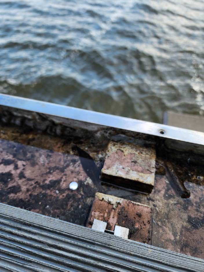 Вода под покрытием. Водоотведение не организовано