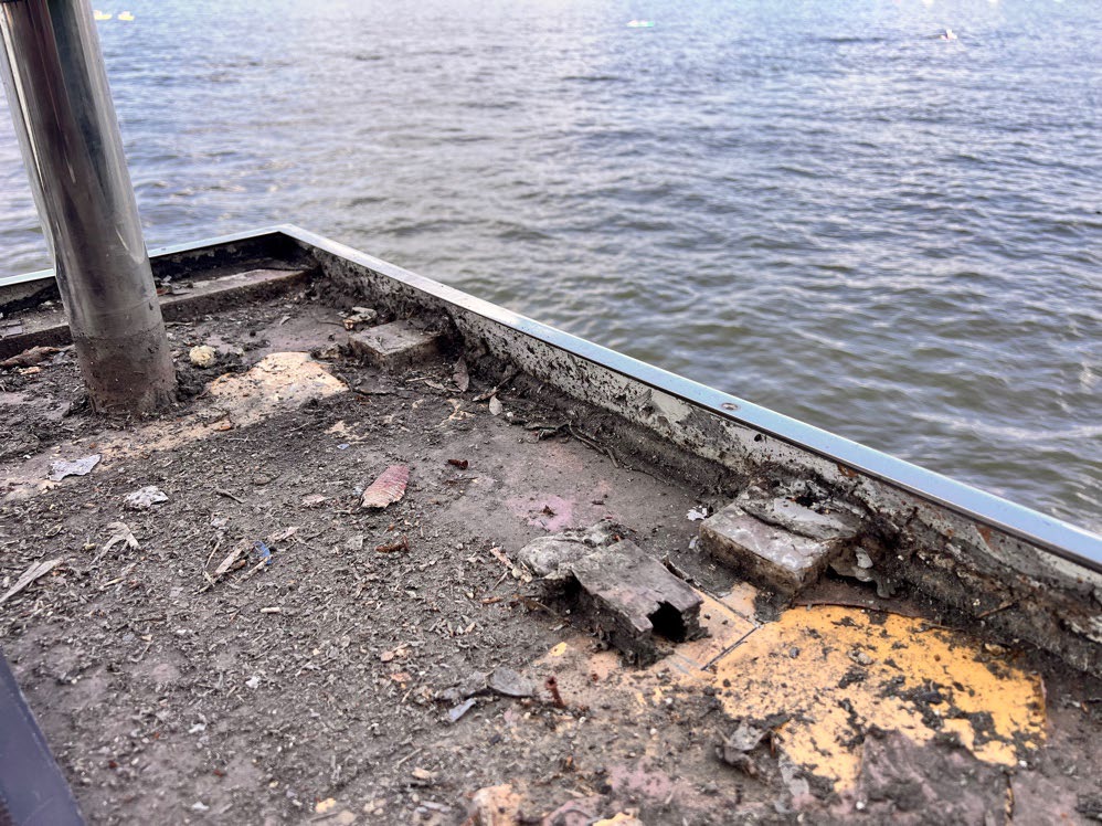 Все воронки водосточных труб закрыты лагами и террасной доской, что не позволяет стекать воде после осадков через воронки