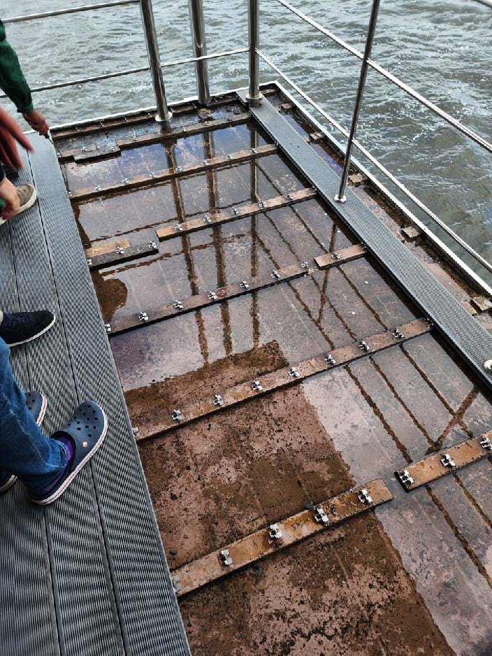Воде некуда деваться из-под покрытия палуб